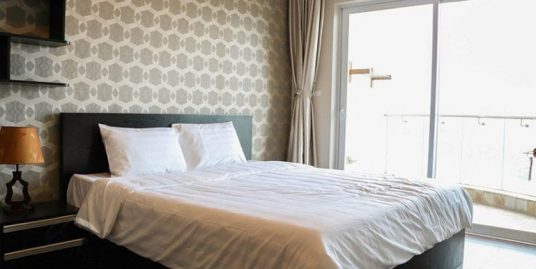 Three-bedroom apartment Golden West lake