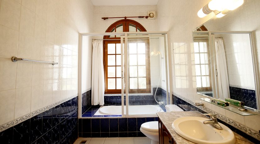 32. bathroom on 02 floor shear