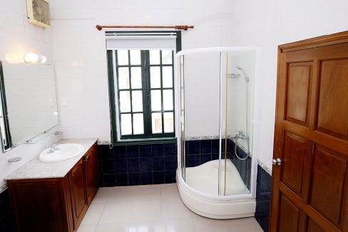 38. bathroom on bedroom 04