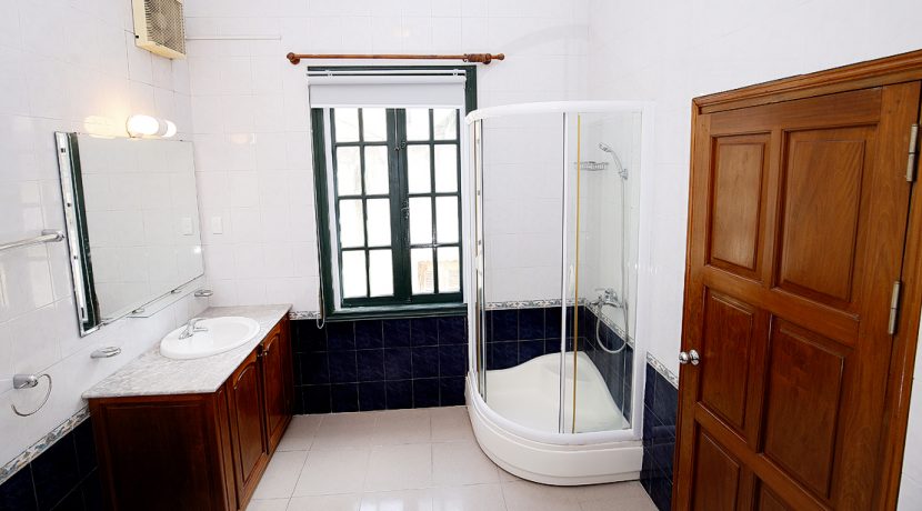 38. bathroom on bedroom 04