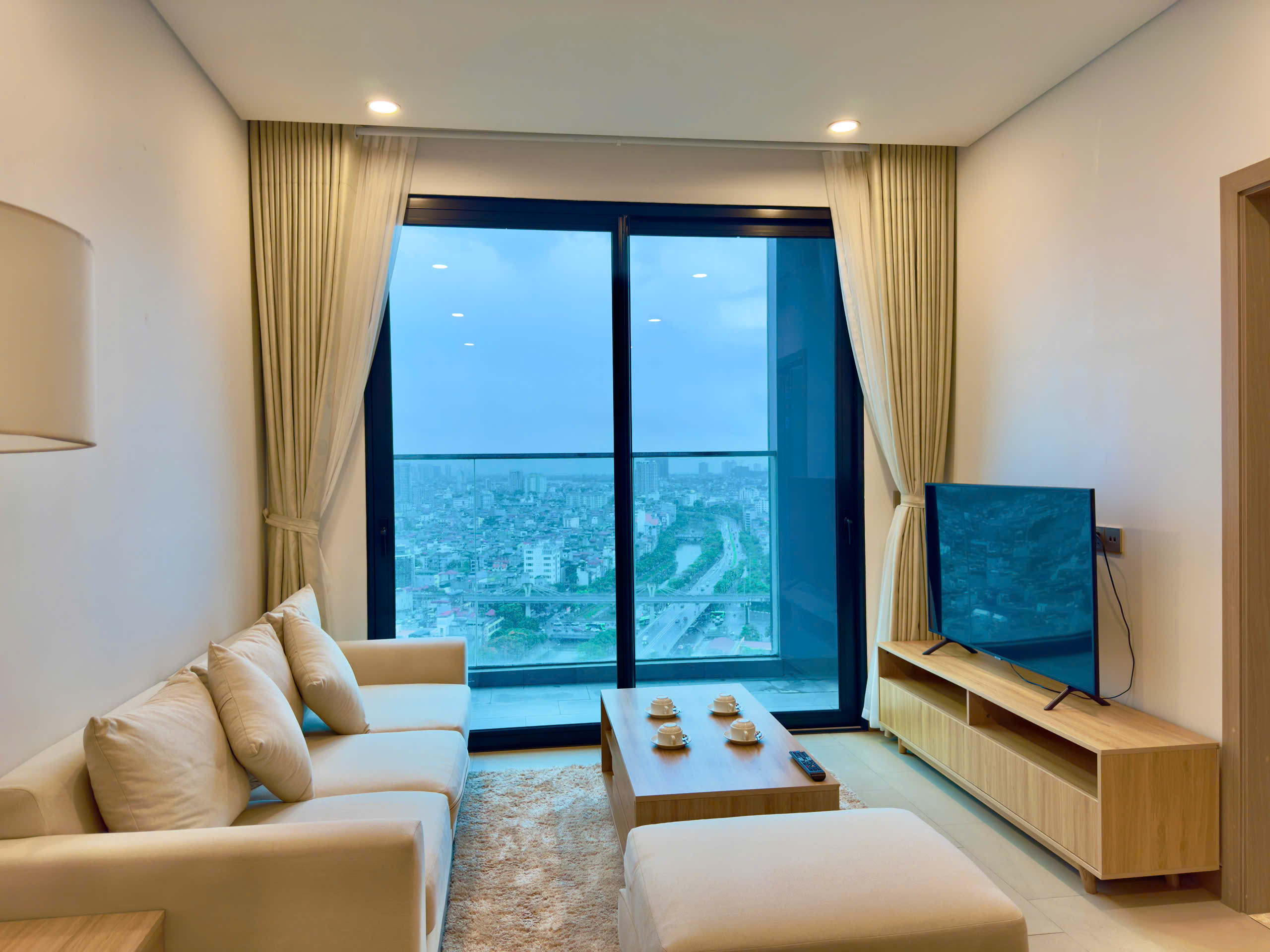 Cho thuê căn hộ cao cấp 1 phòng ngủ 1 phòng làm việc riêng